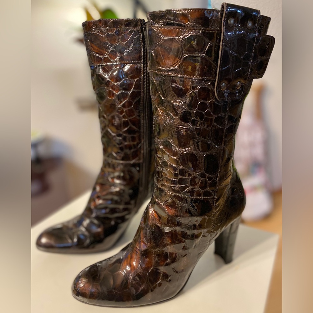STUART WEITZMAN Chocolate Bronze Patent Leather Alligator Print Zip Boots - 7.5